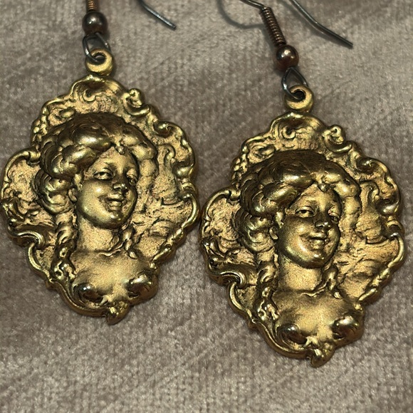 Vintage Gold Marie Antoinette Cameo Style Earrings - Picture 2 of 4